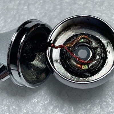 银色小夜壶发烧耳机采用8mm钛膜驱动动圈单元外观拉菲3.5布线插头