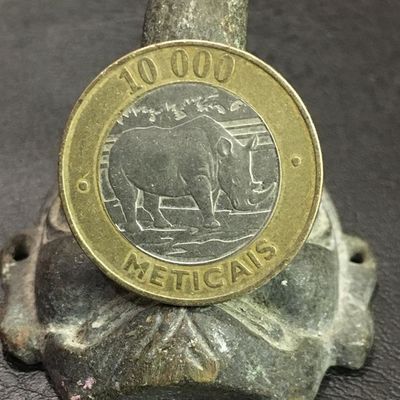 世界zui大面值 莫桑比克10000梅蒂卡尔 非洲黑犀牛外国硬币双色币